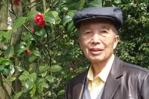 長(zhǎng)篇小說獎(jiǎng)：獲獎(jiǎng)作品《破荒》作者：袁仁琮（侗族）         創(chuàng)作感言　　如何看待歷史，如何看待現(xiàn)實(shí)，是沒有現(xiàn)成答案的。需要站在一定高度，以人民的利益、國家和民族利益為出發(fā)點(diǎn)和歸宿，冷靜地思考，辨別是與非、高與低，作出判斷。我寫三卷本長(zhǎng)篇小說《破荒》遇到的最大障礙，就是要從紛繁復(fù)雜的歷史和現(xiàn)實(shí)生活中找出一條路來。