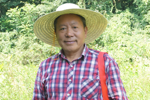 長(zhǎng)篇小說獎(jiǎng)：獲獎(jiǎng)作品《白虎寨》作者：李傳鋒（土家族）         創(chuàng)作感言　　我采用現(xiàn)實(shí)主義手法，多角度聚焦貧困山村，近距離體察鮮活農(nóng)事，思考社會(huì)變革。我盡量使作品有著豐富的“三農(nóng)”信息，讓作品跳動(dòng)著強(qiáng)勁的時(shí)代脈搏。我沒有過多地關(guān)注寫作的技術(shù)，而是將心血灌注于鮮活的物事。就像唱山歌一樣，激情一來，就高興地吼幾嗓子。《白虎寨》就是我為中國扶貧事業(yè)獻(xiàn)唱的一首山歌。