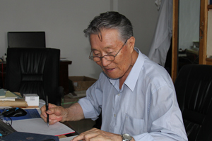 長(zhǎng)篇小說獎(jiǎng)：獲獎(jiǎng)作品《信仰樹》作者：烏·寶音烏力吉（蒙古族）         創(chuàng)作感言　　在創(chuàng)作長(zhǎng)篇小說《信仰樹》時(shí)，尊敬的扎老師當(dāng)年的預(yù)言仍然鼓勵(lì)著我。我想，把預(yù)言、夢(mèng)想變?yōu)楝F(xiàn)實(shí)時(shí)，需要勤奮、信念和不斷的學(xué)習(xí)。在文學(xué)創(chuàng)作方面，如果說蒙古族文化遺產(chǎn)和宗教信仰是栽培我的“信仰樹”的土壤的話，不斷地讀書學(xué)習(xí)是使它成活和成長(zhǎng)的人為因素。