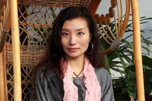 中短篇小說獎(jiǎng)：獲獎(jiǎng)作品《呼喊到達(dá)的距離》作者：和曉梅（納西族）         創(chuàng)作感言　　《呼喊到達(dá)的距離》中的7部中短篇小說創(chuàng)作于2009年至2012年之間，我承認(rèn)這是我創(chuàng)作生涯中比較艱難的時(shí)期，因?yàn)槲乙恢痹谒伎忌贁?shù)民族文學(xué)在當(dāng)下文學(xué)中存在的價(jià)值和意義，也在努力探索納西族文學(xué)現(xiàn)代表達(dá)的渠道和方式。這個(gè)過程中，無法回避在同時(shí)書寫現(xiàn)代性和民族性的時(shí)候，從心理到文字之間存在的距離。