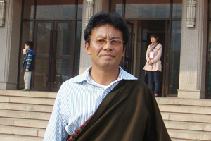 中短篇小說獎(jiǎng)：獲獎(jiǎng)作品《無雪冬日》作者：德本加（藏族）         創(chuàng)作感言　　文字是最豐富多彩又最復(fù)雜深?yuàn)W的事物。我是一個(gè)被文字的養(yǎng)分滋潤(rùn)過的人，因此對(duì)文字有很深的感情。經(jīng)歷了從盲目的人生到回頭探尋人生意義的漫長(zhǎng)旅程，我深深體會(huì)到了文字無可比擬的力量和無與倫比的魅力?？梢哉f這一切是我進(jìn)行小說創(chuàng)作最根本的動(dòng)力。