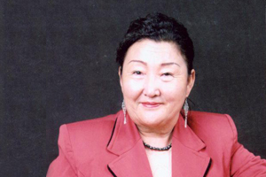 中短篇小說獎(jiǎng)：獲獎(jiǎng)作品《幸福的氣息》作者：努瑞拉·合孜汗（哈薩克族）         創(chuàng)作感言　　在網(wǎng)上看到自己獲得“駿馬獎(jiǎng)”的消息時(shí)，我簡(jiǎn)直不敢相信自己的眼睛。太好了！高興極了！這給予那些“靠關(guān)系獲獎(jiǎng)”的說法一個(gè)狠狠的打擊。另外，我的作品主要書寫真人真事，主題還比較現(xiàn)代，但是有些人認(rèn)為我的寫法太傳統(tǒng)、老舊了。現(xiàn)在看來，不是我想象的那樣，我就更加激動(dòng)了。