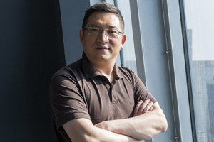 報(bào)告文學(xué)獎(jiǎng)：獲獎(jiǎng)作品《方大曾：消失與重現(xiàn)》作者：馮雪松（回族）         創(chuàng)作感言　　寫作《方大曾：消失與重現(xiàn)》的過程，是我作為一名新聞人，職業(yè)理想不斷升華的過程。我始終相信，不用內(nèi)心去感知，鏡頭是虛浮的，不用雙腳去丈量，解說詞是沒有溫度的，真正的紀(jì)錄者應(yīng)該追求嚴(yán)謹(jǐn)和真實(shí)，而不是炫技和討好。