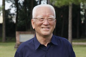 報(bào)告文學(xué)獎(jiǎng)：獲獎(jiǎng)作品《這里是紅軍走過的地方》作者：降邊嘉措（藏族）         創(chuàng)作感言　　長(zhǎng)征也是文藝創(chuàng)作取之不盡、用之不竭的豐富源泉。早在10多年前，在親身參加過長(zhǎng)征的老紅軍的鼓勵(lì)和指導(dǎo)下，我開始撰寫反映長(zhǎng)征的長(zhǎng)篇紀(jì)實(shí)文學(xué)《這里是紅軍走過的地方》。該書后來得到作協(xié)的支持，被列為中國作協(xié)的重點(diǎn)扶持作品。作品于2013年由作家出版社出版……