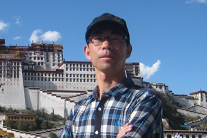 詩歌獎(jiǎng)：獲獎(jiǎng)作品《茶馬古道記》作者：何永飛（白族）         創(chuàng)作感言　　創(chuàng)作《茶馬古道記》，我就是想以趕馬哥的姿態(tài)，把古道上的詩意、濃情、感動(dòng)、美妙、圣潔等馱在文字的騾馬之背上，然后翻過俗念之山、跨過惡行之水，去修復(fù)破損的人心和世道。我想，稍微停頓修整一下，我又得趕著我敬畏的文字，繼續(xù)翻山越嶺，向夢(mèng)想的春天進(jìn)發(fā)。