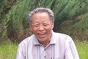 詩歌獎(jiǎng)：獲獎(jiǎng)作品《崔龍官詩選集》作者：崔龍官（朝鮮族）         創(chuàng)作感言　　在這本詩選集中，可以說是以“虛”與“靜”為思想底色的，其核心技巧則應(yīng)該說是意象的創(chuàng)造。思想、經(jīng)驗(yàn)、技巧，如一條條縱橫交錯(cuò)的絲線，共同織成了一段綢布。我進(jìn)行詩歌創(chuàng)作時(shí)，在語言功能的發(fā)揮上格外下了點(diǎn)功夫。至于這一段綢布的質(zhì)量究竟如何，我心里還沒譜。 