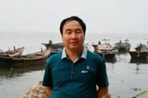 詩歌獎(jiǎng)：獲獎(jiǎng)作品《風(fēng)中撿拾的草葉與月光》作者：妥清德（裕固族）         創(chuàng)作感言　　因?yàn)樵姼?，我常常在夕陽落去時(shí)，站在被風(fēng)吹涼的田埂上，回望草原和昨天的時(shí)光，回望那些與我生命有關(guān)的寂寞和惆悵，回望月光下吹笛子的裕固族姑娘。也許，只有這種回望能縮短我的痛苦和孤獨(dú)，讓我的詩歌生動(dòng)起來，讓我的生活真實(shí)起來。