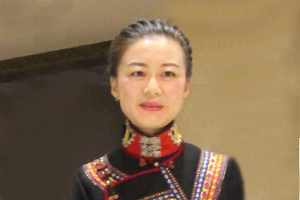 詩歌獎(jiǎng)：獲獎(jiǎng)作品《好時(shí)光》作者：魯娟（彝族）         創(chuàng)作感言　　從故鄉(xiāng)的起點(diǎn)出發(fā)，怎樣去尋找一種最適合表達(dá)自己的方式，這是我一直要摸索探尋的路?？娝古裾业搅宋?，詩歌這雙看不見的翅膀，帶領(lǐng)我從平凡、瑣碎、黯淡的日常生活中提升，擦亮被灰塵蒙敝已久、無處不在的詩意，教會(huì)我從黯淡的生活中提煉出一束束閃閃發(fā)光的金薔薇。