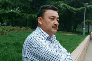 詩歌獎(jiǎng)：獲獎(jiǎng)作品《云彩天花》作者：依力哈爾江·沙迪克（維吾爾族）         創(chuàng)作感言　　我始終認(rèn)為“世界就是詩歌，詩歌就是世界”，并對(duì)此堅(jiān)信不疑。這種不改初衷、一如既往的堅(jiān)持，使我在詩歌創(chuàng)作上有所收獲；永遠(yuǎn)如激情燃燒的青春之火，照亮我不斷前進(jìn)；孩提時(shí)的那份純真的感情、那份激情始終占據(jù)著我的內(nèi)心、我的靈魂。