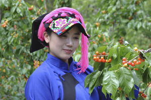 散文獎(jiǎng)：獲獎(jiǎng)作品《凹村》作者：雍措（藏族）         創(chuàng)作感言　　花幾年的時(shí)間書寫《凹村》，寫我熟悉的故鄉(xiāng)，其實(shí)我是站在凹村之中，或凹村之外?！栋即濉肥莻€(gè)概念性的村落，甚至沒有邊界，沒有語言的隔閡。“凹村”不僅是一個(gè)地理名詞，它更是存在于我的精神世界，是我永遠(yuǎn)渴望達(dá)到的一個(gè)精神高度。