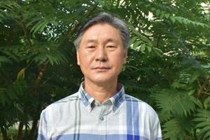 散文獎(jiǎng)：獲獎(jiǎng)作品《話說歷史的江——圖們江》作者：金寬雄（朝鮮族）         創(chuàng)作感言　　從語言分布的角度上看，中國的朝鮮語和其他少數(shù)民族語言與納瓦霍語的狀況相類似，使用的人群小。然而，少數(shù)民族的語言和文字，和漢語言文字一樣，是中國語言文化中不可或缺的因素，她們有奇芳異彩，正是這些異彩紛呈的花朵裝點(diǎn)著整個(gè)中華民族語言文化的大花園。