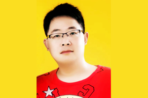 散文獎(jiǎng)：獲獎(jiǎng)作品《露水碩大》作者：楊犁民（苗族）         創(chuàng)作感言　　就我個(gè)人而言，精神家園永遠(yuǎn)只是個(gè)草案，像修房子一樣立了幾根木棒，上了幾根大梁——它永遠(yuǎn)不會(huì)有建成的一天。但是它又永遠(yuǎn)沒有停下來的一天。就像我無數(shù)次看過的螞蟻，辛勤奔勞絕不是為一粒食物那么簡(jiǎn)單，一定有另一種不為人知的價(jià)值和意義。人在有自己的世俗生活的同時(shí)，還應(yīng)該有自己的精神生活。