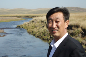 散文獎(jiǎng)：獲獎(jiǎng)作品《蒙古密碼》作者：特·官布扎布（蒙古族）         創(chuàng)作感言　　經(jīng)過與遠(yuǎn)去的古老往事反復(fù)對(duì)話，經(jīng)過對(duì)錯(cuò)綜復(fù)雜的歷史腳印進(jìn)行反復(fù)的辨識(shí)，經(jīng)過對(duì)千古英雄們遠(yuǎn)去背影的反復(fù)打量，我終于發(fā)現(xiàn)了一個(gè)存在于世界東方的古老生存圈，發(fā)現(xiàn)了讓遠(yuǎn)古勇士們拼殺不止的事由原委，發(fā)現(xiàn)了人們圍繞生存資源進(jìn)行追逐的目的所在，發(fā)現(xiàn)了偉大祖國一體統(tǒng)一而不可分割的歷史鐵證……