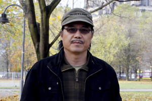 散文獎(jiǎng)：獲獎(jiǎng)作品《新疆時(shí)間》作者：黃毅（壯族）         創(chuàng)作感言　　新疆給了我一切，她讓我有了結(jié)實(shí)的肉體和健全的精神，而我能做的只是用我的一支禿筆來書寫她，她給予我的是那么多，而我做的卻是那么微不足道，窮盡畢生寫新疆是我的責(zé)任亦是我的大幸。