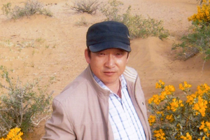 翻譯獎(jiǎng)：蒙古文譯漢文作者：馬英（蒙古族）         創(chuàng)作感言　　文學(xué)翻譯的要理在于“信、達(dá)、雅”，詩歌也好，小說也好，都遵循這個(gè)原則。我的文學(xué)翻譯實(shí)踐也是基本按著這個(gè)軌跡進(jìn)行的。從蒙古文譯成漢語的時(shí)候，最難的是民俗民風(fēng)、宗教文化、游牧生活的內(nèi)容以及與之相對(duì)應(yīng)的詞匯。要知道，蒙古語中的許多詞匯，在漢語詞典里是找不到的，蒙漢詞典里也找不到……