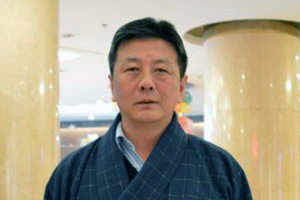 翻譯獎(jiǎng)：藏文譯漢文作者：久美多杰（藏族）         創(chuàng)作感言　　民族文學(xué)的翻譯是民族間的文化交流，它起著溝通各族人民思想感情的橋梁與紐帶作用，對(duì)于促進(jìn)各民族之間互相理解、相互尊重，增進(jìn)團(tuán)結(jié)友誼、構(gòu)建和諧社會(huì)具有重要的意義。感謝中國作家協(xié)會(huì)，獎(jiǎng)勵(lì)了我一匹駿馬，鼓勵(lì)我繼續(xù)做好文學(xué)翻譯工作。我會(huì)珍惜這份榮譽(yù)。