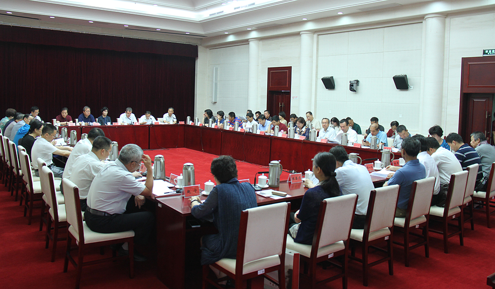 7月21日，第十一屆全國少數(shù)民族文學(xué)創(chuàng)作“駿馬獎(jiǎng)”評(píng)獎(jiǎng)委員會(huì)第一次全體會(huì)現(xiàn)場(chǎng)