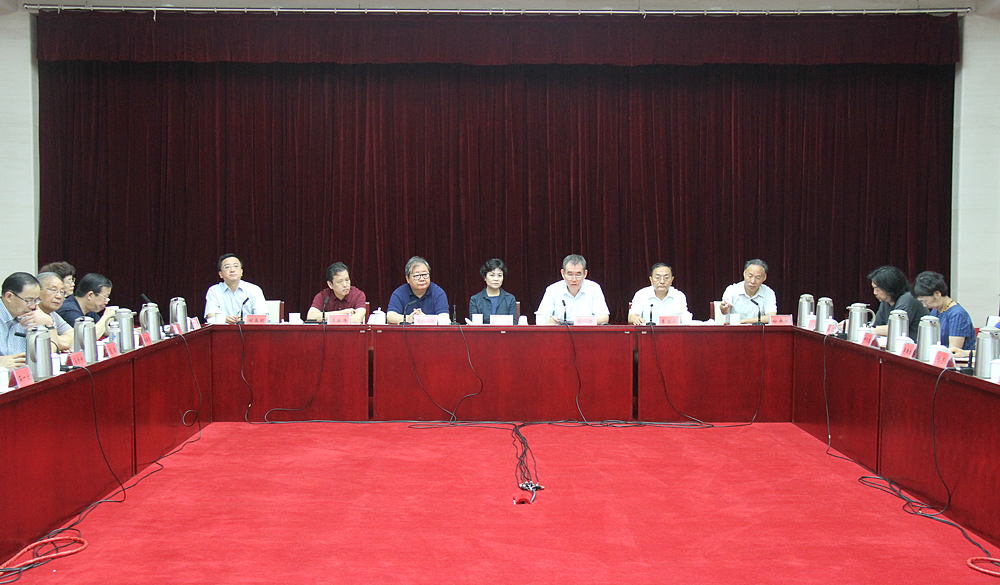 7月21日，第十一屆全國少數(shù)民族文學(xué)創(chuàng)作“駿馬獎(jiǎng)”評(píng)獎(jiǎng)委員會(huì)第一次全體會(huì)議在京舉行