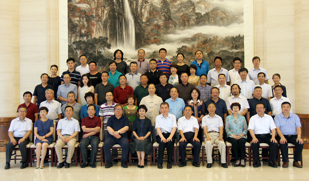 7月21日，第十一屆全國少數(shù)民族文學(xué)創(chuàng)作“駿馬獎(jiǎng)”評(píng)委會(huì)全體評(píng)委合影