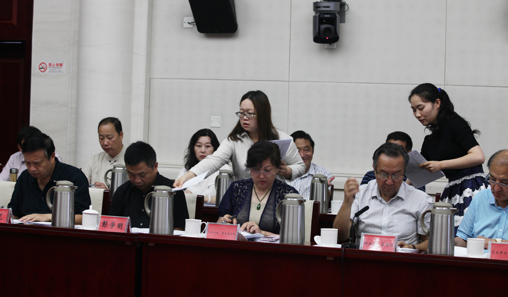 8月2日，第十一屆全國少數(shù)民族文學(xué)創(chuàng)作“駿馬獎(jiǎng)”終評(píng)會(huì)工作人員分發(fā)選票