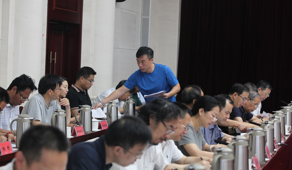 8月2日，第十一屆全國少數(shù)民族文學(xué)創(chuàng)作“駿馬獎(jiǎng)”終評(píng)會(huì)工作人員分發(fā)選票