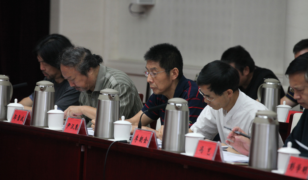 8月2日，第十一屆全國少數(shù)民族文學(xué)創(chuàng)作“駿馬獎(jiǎng)”終評(píng)會(huì)評(píng)委畫票