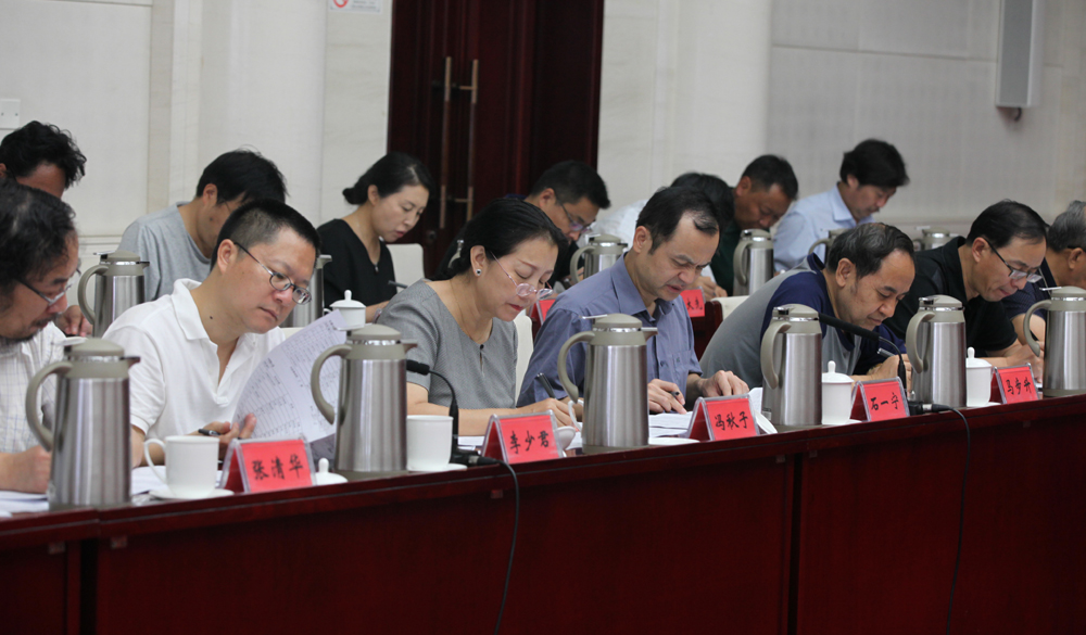 8月2日，第十一屆全國少數(shù)民族文學(xué)創(chuàng)作“駿馬獎(jiǎng)”終評(píng)會(huì)評(píng)委畫票