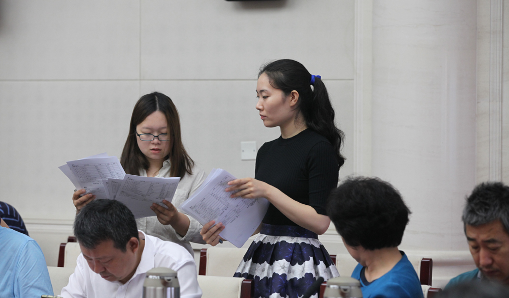 8月2日，第十一屆全國少數(shù)民族文學(xué)創(chuàng)作“駿馬獎(jiǎng)”終評(píng)會(huì)工作人員收回評(píng)委投票