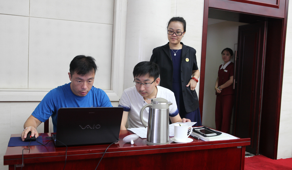 8月2日，工作人員統(tǒng)計(jì)評(píng)委畫票情況