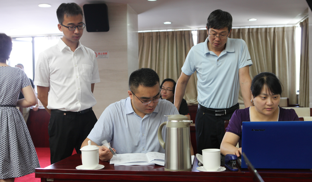 8月2日，工作人員統(tǒng)計(jì)評(píng)委畫票情況