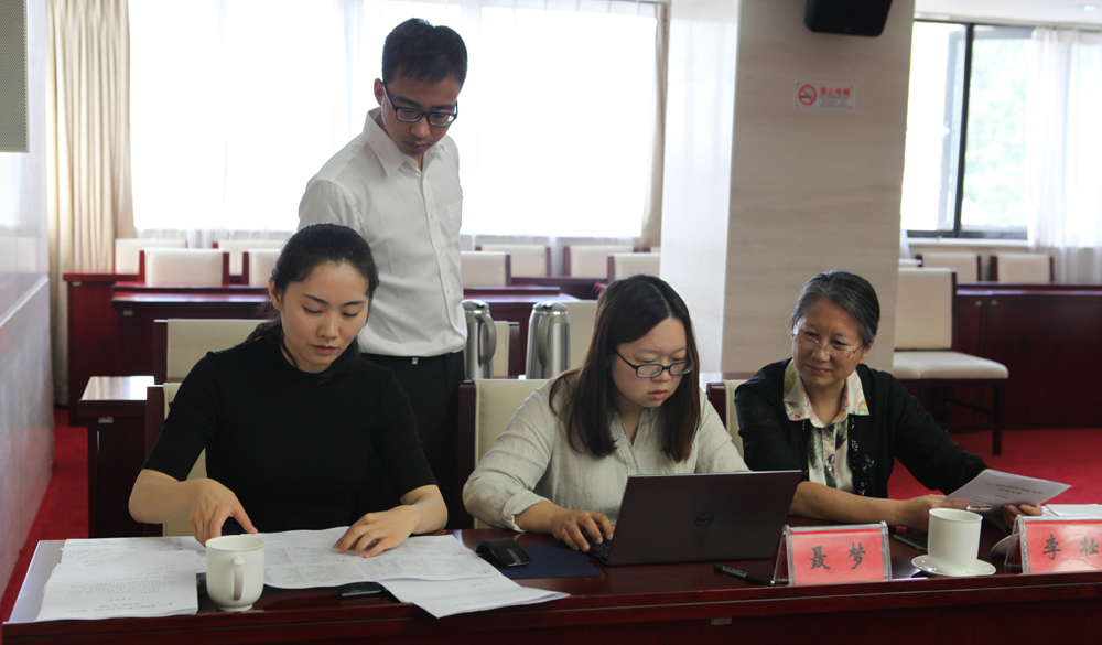 8月2日，工作人員統(tǒng)計(jì)評(píng)委畫票情況