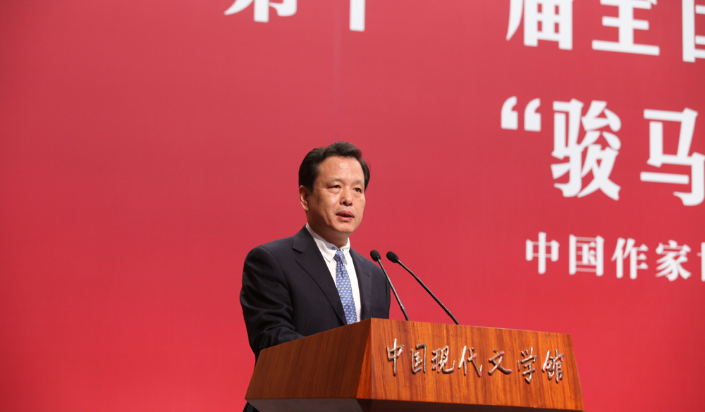 9月27日，李敬澤主持第十一屆“駿馬獎(jiǎng)”頒獎(jiǎng)禮