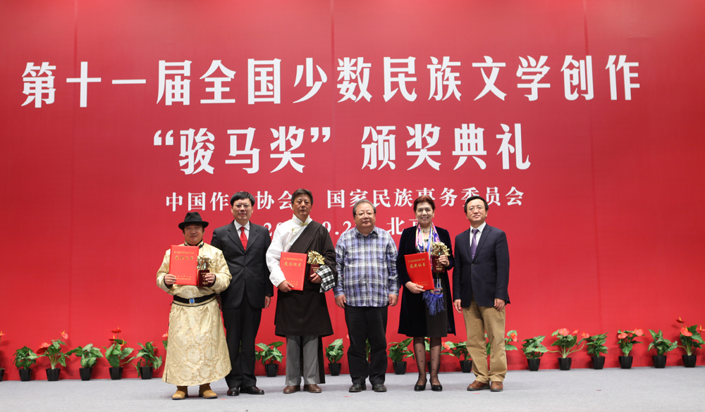 吉狄馬加、閻晶明、湯恒為翻譯獎(jiǎng)獲獎(jiǎng)?wù)哳C獎(jiǎng)