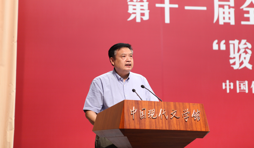 評(píng)委馮藝宣讀散文獎(jiǎng)授獎(jiǎng)詞