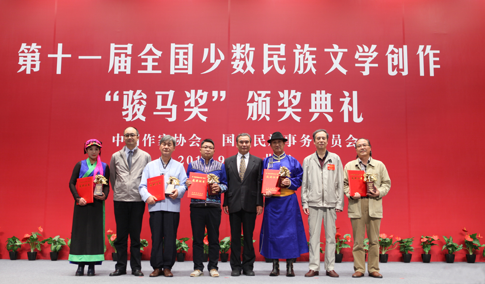 李冰、廖奔、吳義勤為散文獎(jiǎng)獲獎(jiǎng)?wù)哳C獎(jiǎng)