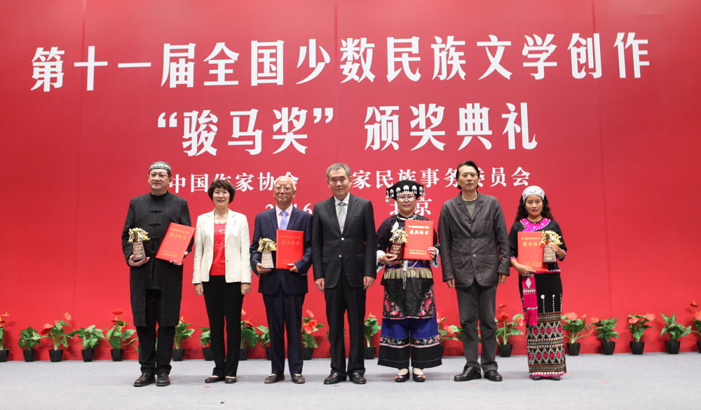 錢小芊、何建明、武翠英為報(bào)告文學(xué)獎(jiǎng)獲獎(jiǎng)?wù)哳C獎(jiǎng)