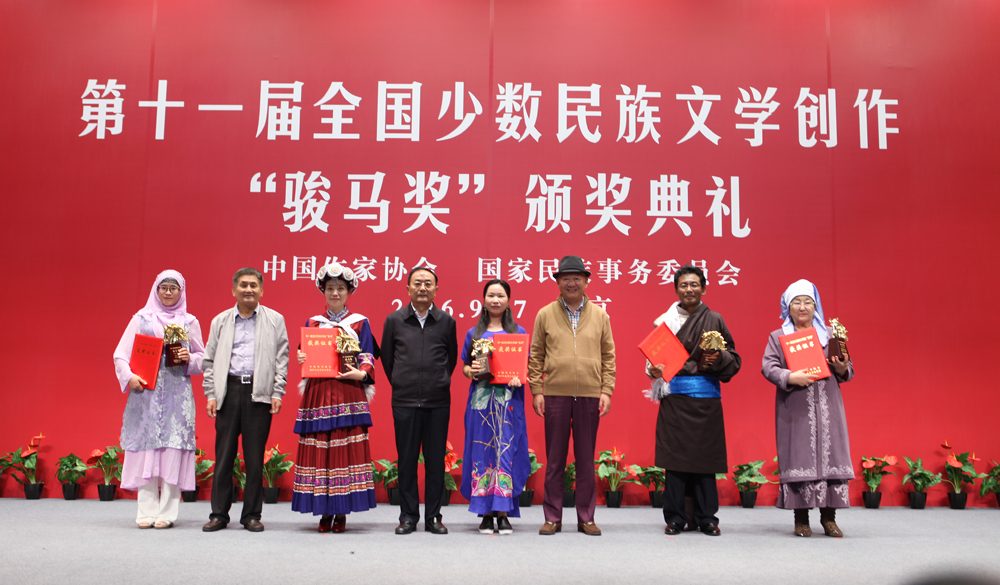 李昌平、丹增、葉辛為中短篇小說獎(jiǎng)獲獎(jiǎng)?wù)哳C獎(jiǎng)