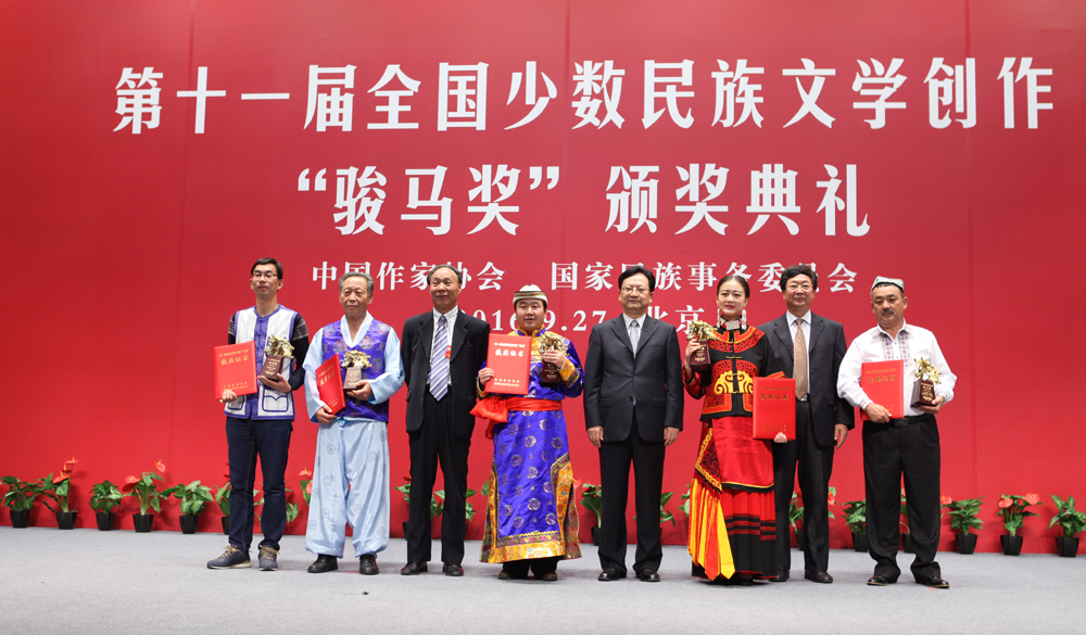 景俊海、張健、白庚勝為詩歌獎(jiǎng)獲獎(jiǎng)?wù)哳C獎(jiǎng)