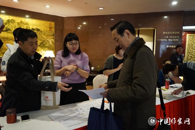 11月28日，中國作協(xié)第九次全國代表大會與會代表報到。
