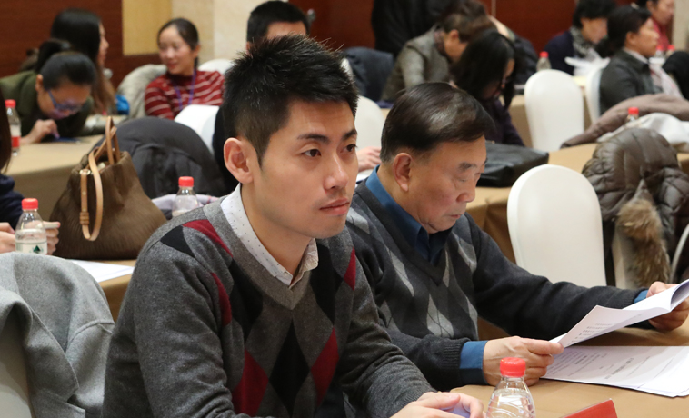 12月1日，港澳臺代表聽取報告。