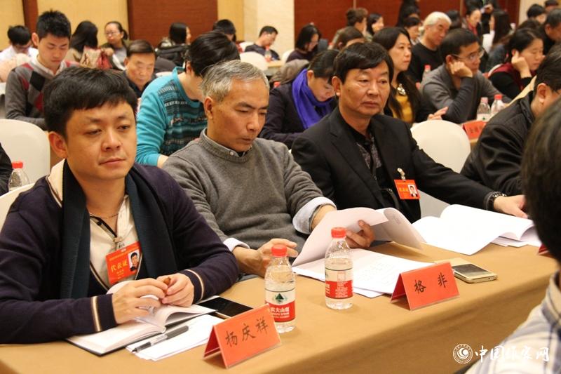 12月1日，第二次全體會召開，與會代表聽取報告。