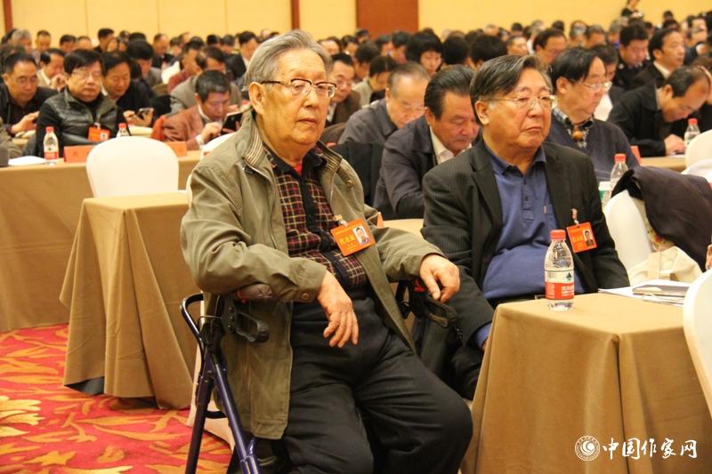 12月1日，第二次全體會上，代表們認真聽工作報告