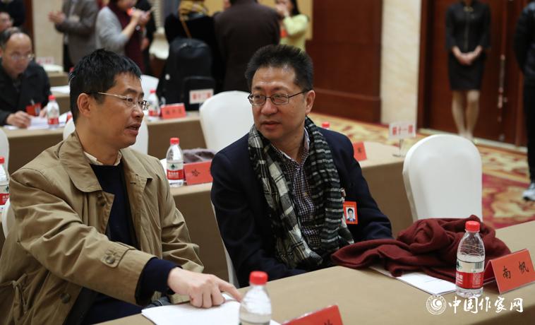 12月1日，第二次全體會議開始前，與會代表南帆、洪放交談。