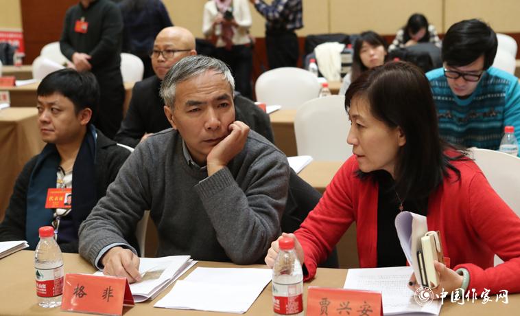 12月1日，第二次全體會議開始前，與會代表交談。