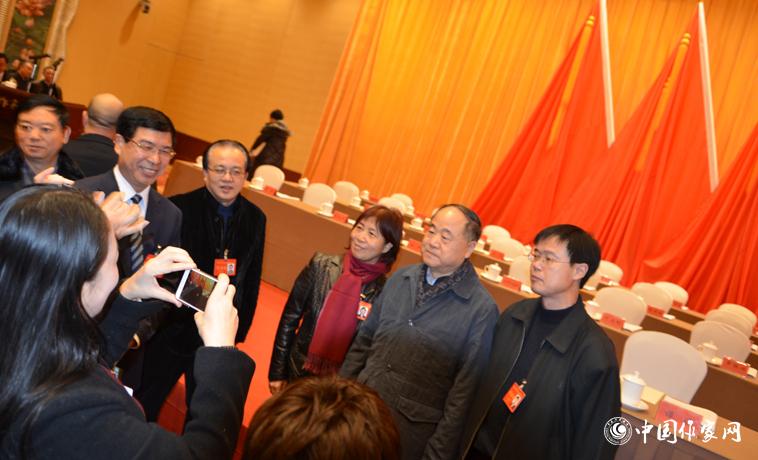 12月1日，莫言被粉絲代表們簇擁
