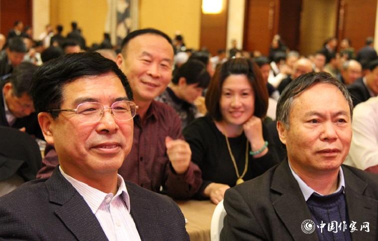 楊學(xué)峰、譚好哲等山東作家充滿期待地等待聆聽報告。