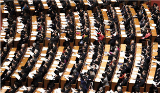 政協(xié)委員們在認(rèn)真聽會