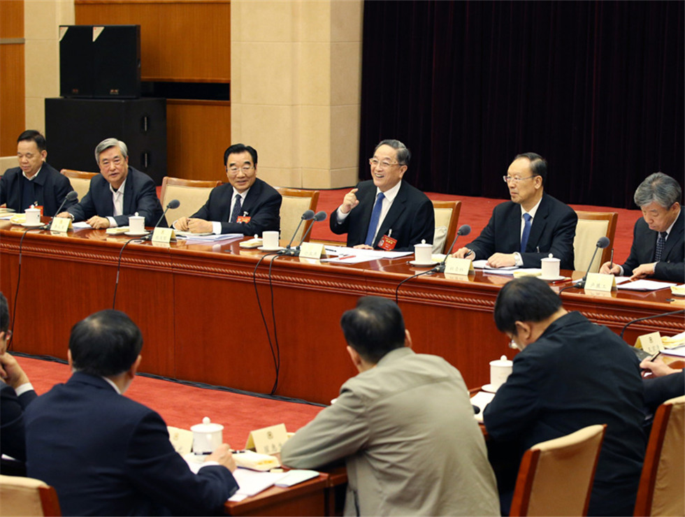 俞正聲看望社會科學(xué)、新聞出版界委員并參加討論