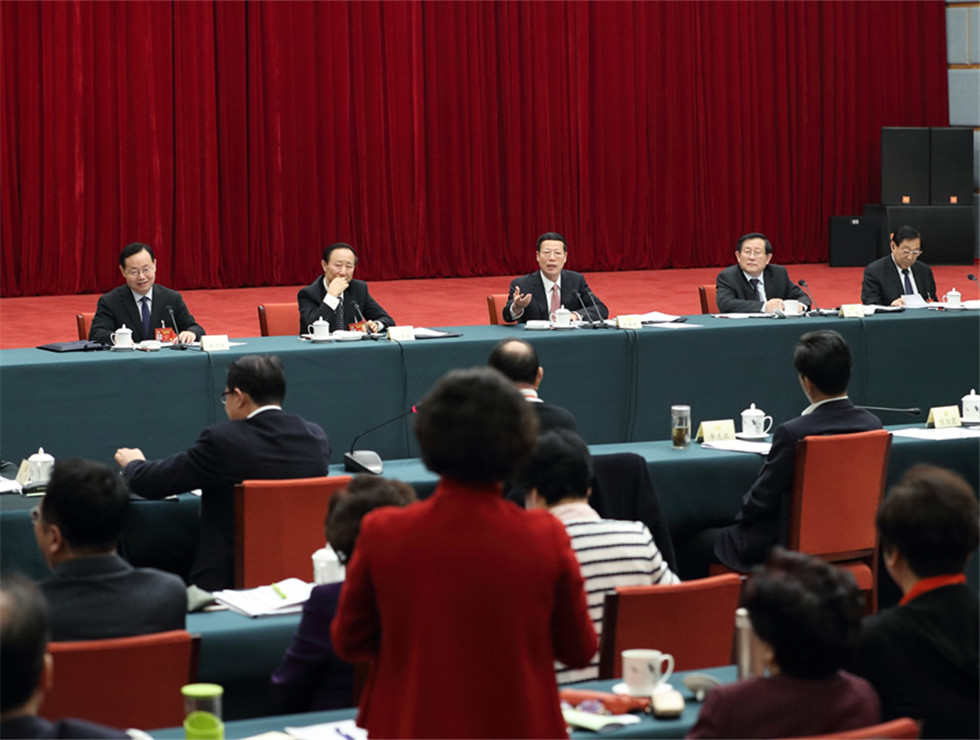 張高麗看望致公、僑聯(lián)、對外友好界委員并參加討論