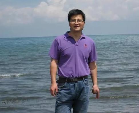 王鵬程：我傾向事實(shí)感的批評(píng)         文學(xué)批評(píng)作為一種審美體驗(yàn)和價(jià)值判斷，“知多偏好，人莫圓該”。那么，批評(píng)諸要素中最關(guān)鍵的是什么？學(xué)識(shí)、視野，抑或眼光、方法？竊以為，最關(guān)鍵的還是事實(shí)感——藝術(shù)經(jīng)驗(yàn)里真理性內(nèi)涵的呈現(xiàn)。如伽達(dá)默爾所言：藝術(shù)作品的真理性既不孤立地體現(xiàn)在作品上，也不孤立地存于審美主體上，而是存在于過去與現(xiàn)在的溝通，以及“不斷更新的被經(jīng)驗(yàn)的實(shí)在性”上。由此可見，事實(shí)感是一種無形的“軟能力”，是一種看起來極為普通而又十分難得的批評(píng)才能。但它無疑是批評(píng)的生命線，關(guān)系到批評(píng)的可信度和有效性。　　　　　　　　　　　　　　　　　　[詳細(xì)]